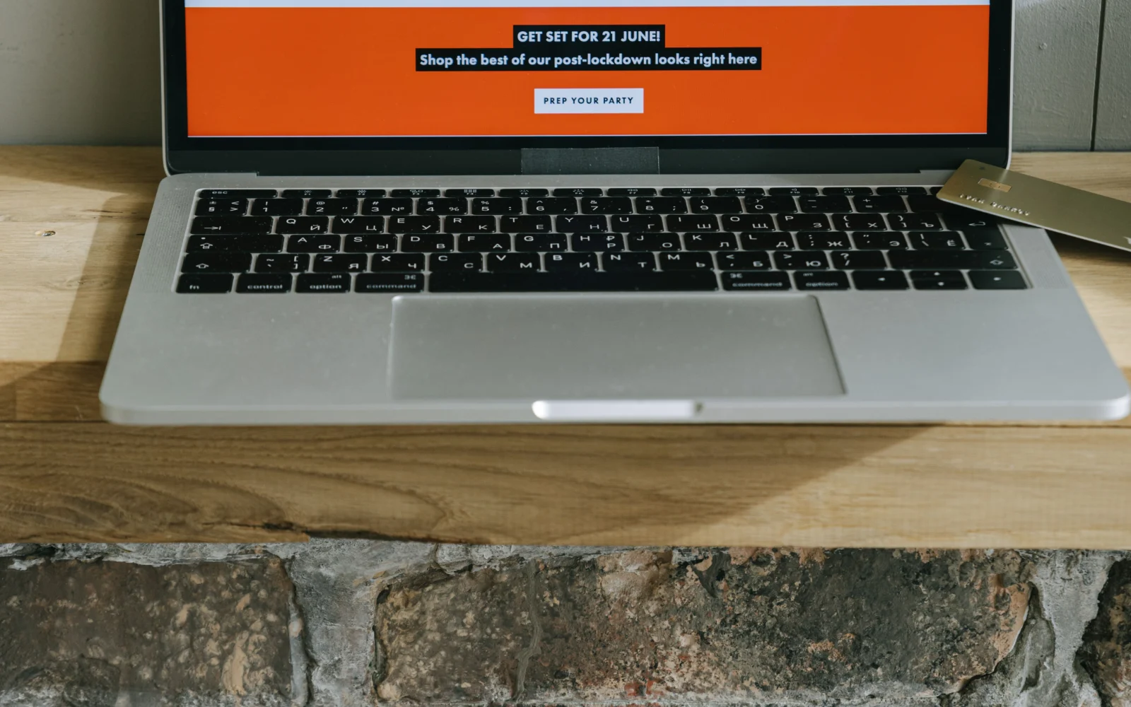 Notebook s online obchodom a produktovými ponukami