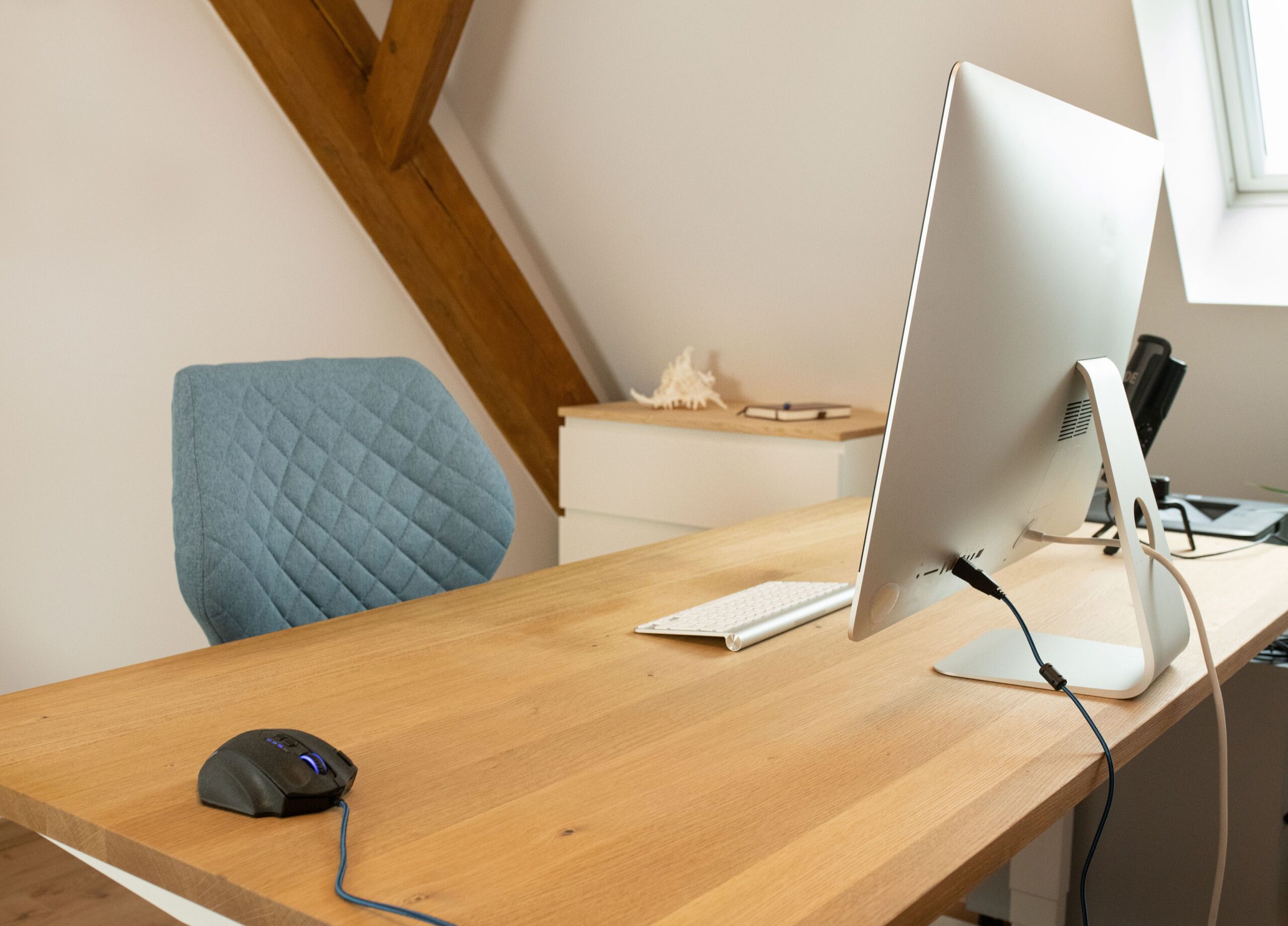 Domáci pracovný kútik s monitorom a ergonomickou stoličkou