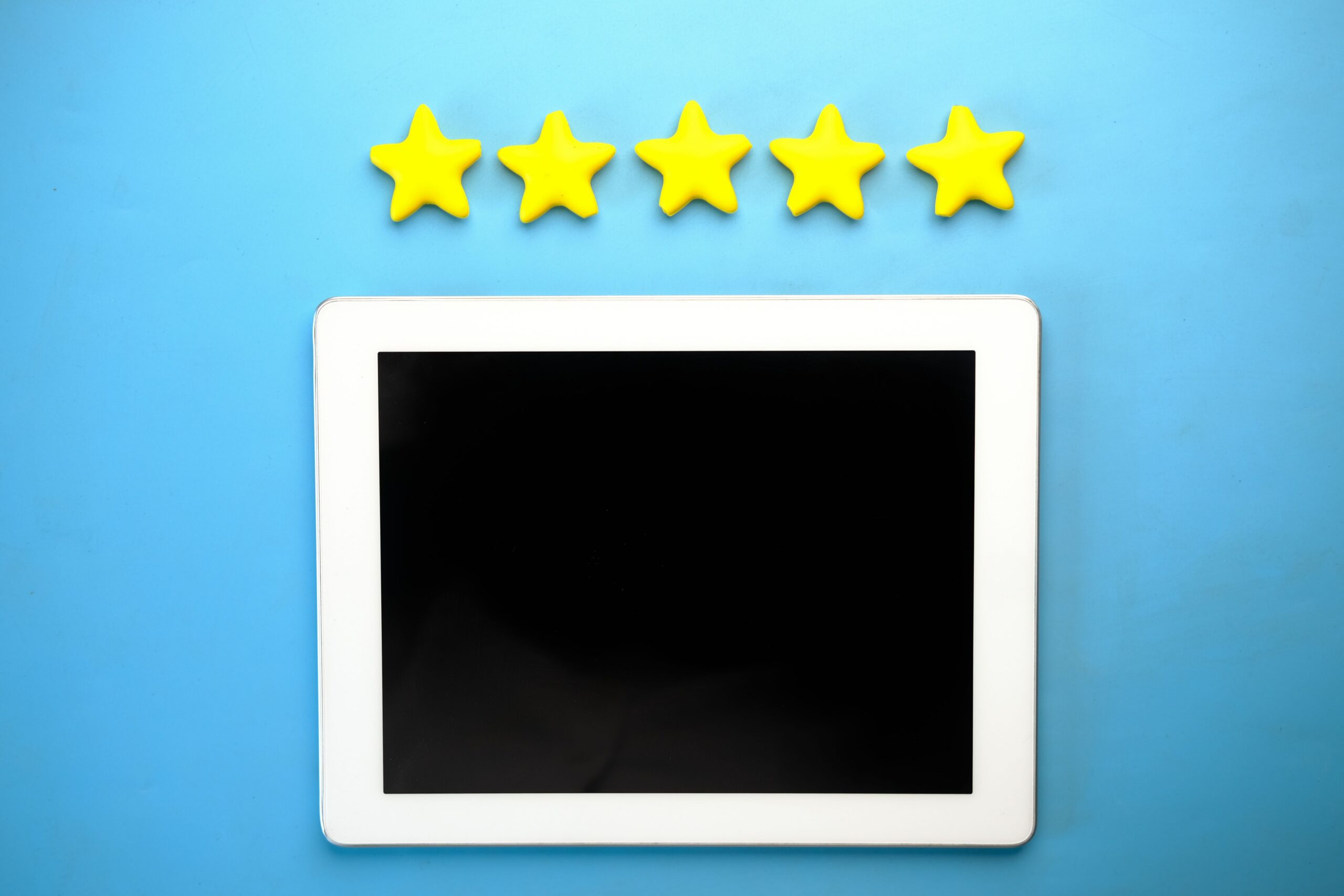 Tablet s piatimi žltými hodnotiacimi hviezdičkami