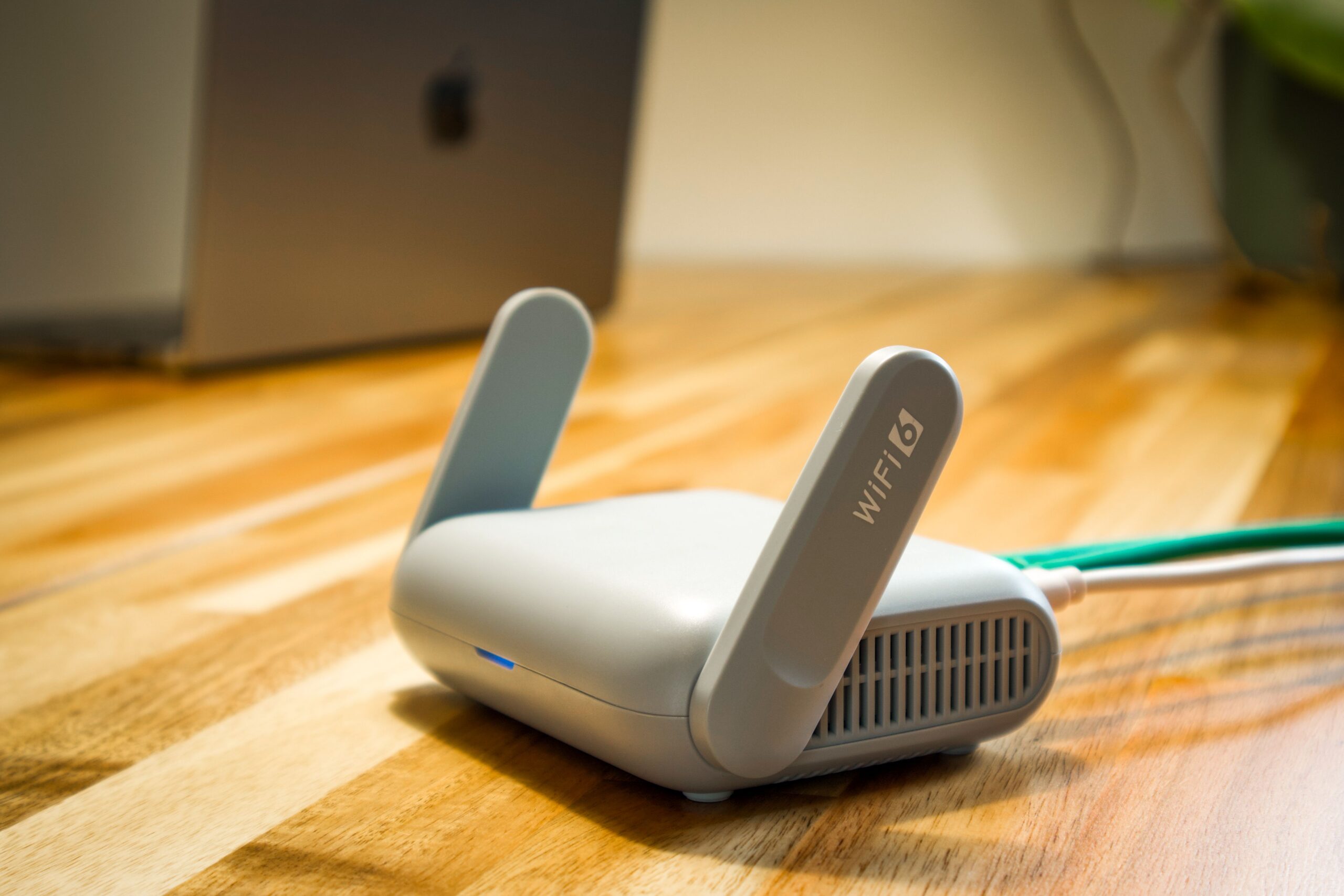 Wi-Fi router na drevenom stole