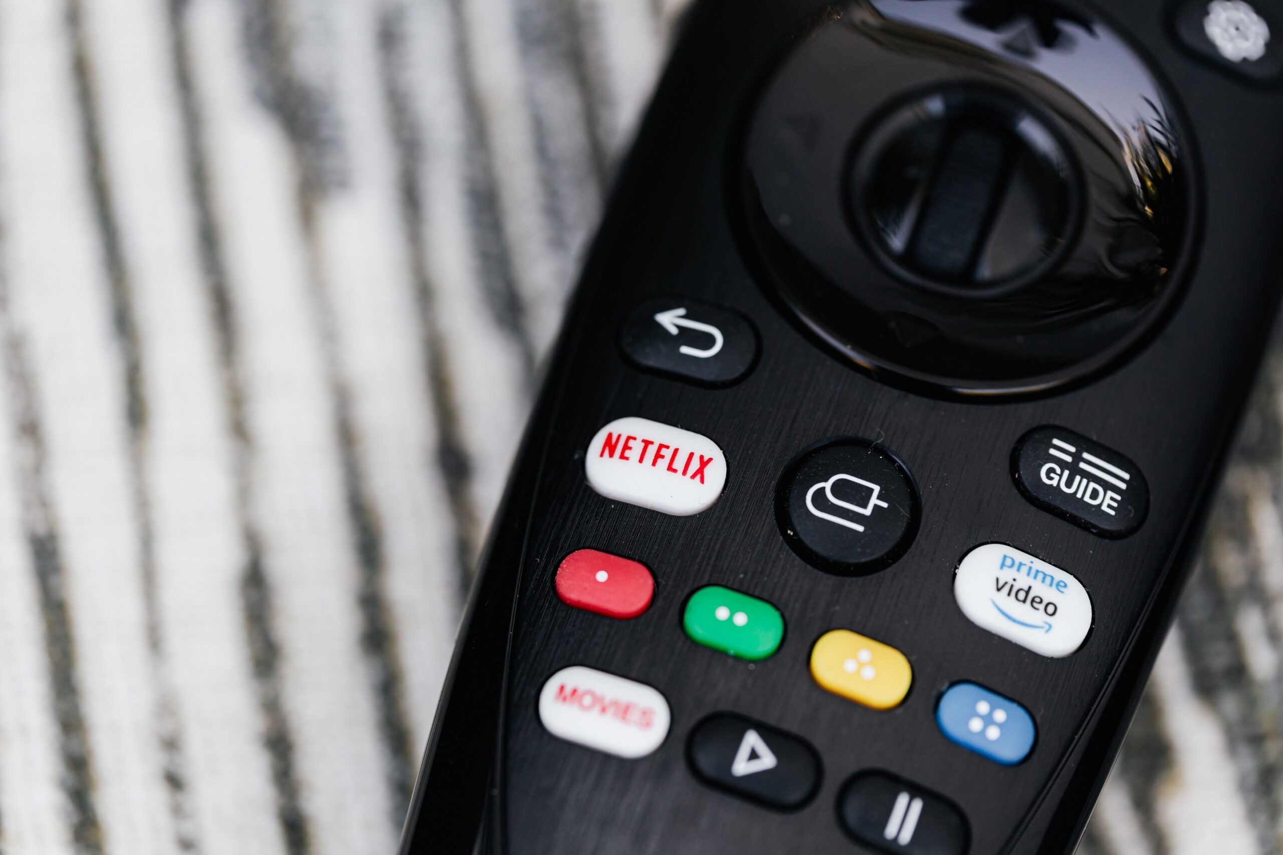 Diaľkový ovládač televízora s tlačidlami streamovacích služieb